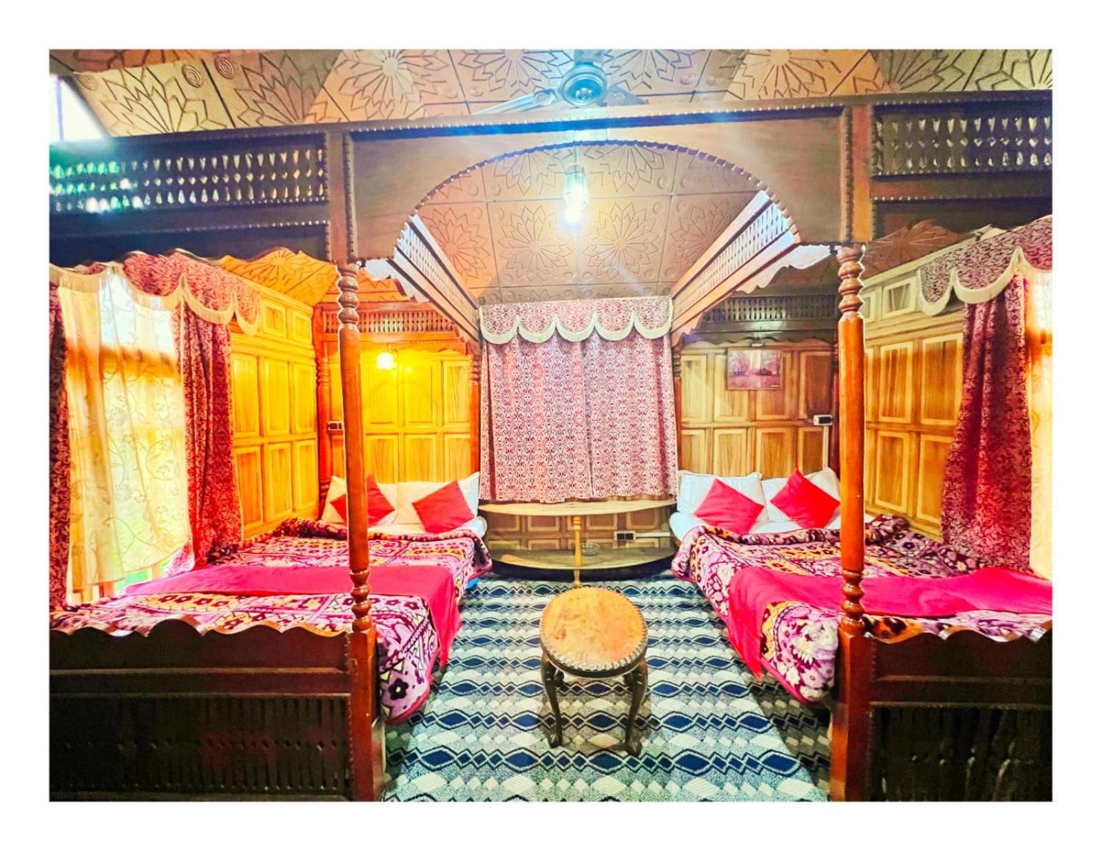 Mossess Group Of Houseboats Srīnagar Exterior foto