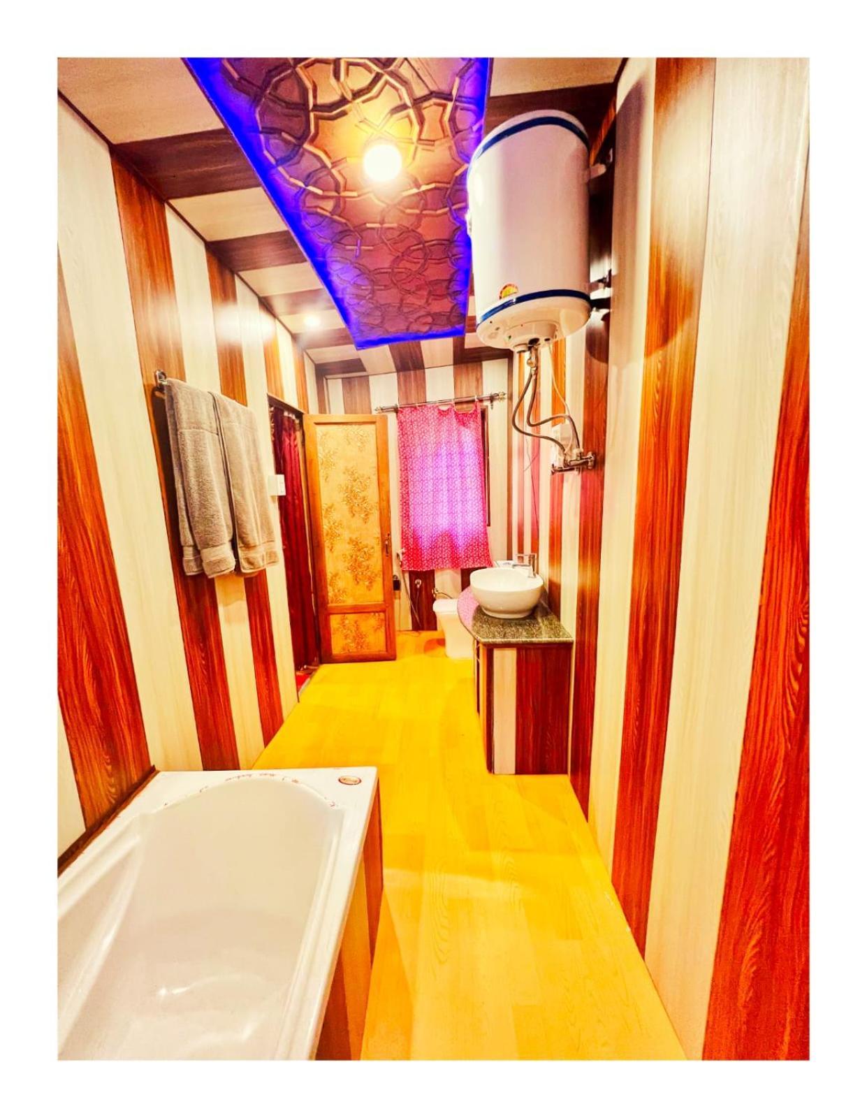 Mossess Group Of Houseboats Srīnagar Exterior foto